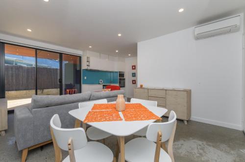 Ruang duduk di Sunset Place Apartments