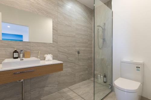 Ένα μπάνιο στο Sunset Place Apartments