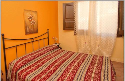 カステッルッツォにあるilgiardinodellanonnaのベッドルーム(ベッド1台、窓付)