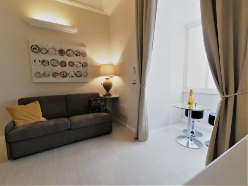 - un salon avec un canapé et une table dans l'établissement Royal Rooms Luxury Suite, à Naples
