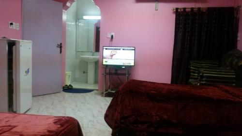 En eller flere senger på et rom på Khobar Fantastic Furnished Apartments
