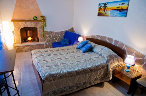 1 dormitorio con 1 cama grande y chimenea en Il Trulletto, en Impalata