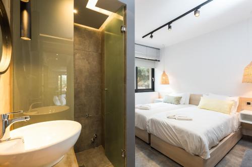 una camera con letto e un bagno con lavandino di T Hotel Premium Suites a Balíon