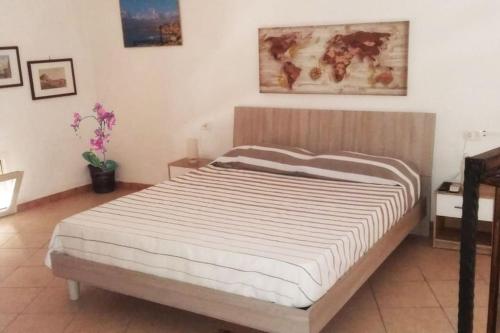 - une chambre avec un grand lit et une tête de lit en bois dans l'établissement Casa Vacanza le Moko', à Naples