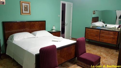 Schlafzimmer mit einem Bett, einer Kommode und einem Spiegel in der Unterkunft La casa di Beethoven in Acquarica del Capo