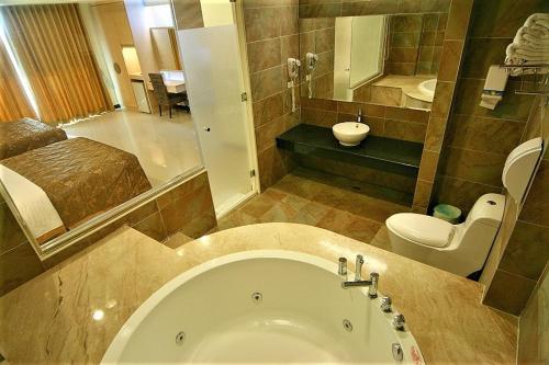 Tranquil Sea Hotel tesisinde bir banyo