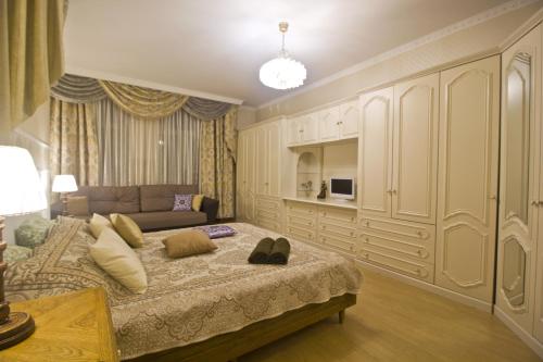 モスクワにあるLakshmi Universitetのベッドルーム(大型ベッド1台、ソファ付)