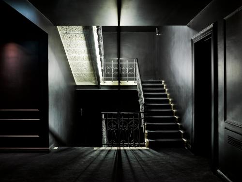 Adriatic Hotel by Maistra Collection في روفينج: درج في غرفة مظلمة مع حقيبة درج