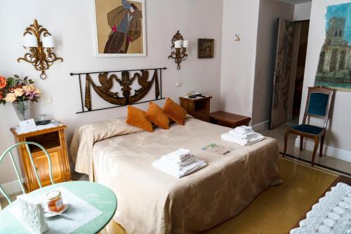 ローマにあるDante's Hell B&Bのベッドルーム1室(オレンジ色の枕が付いたベッド1台付)