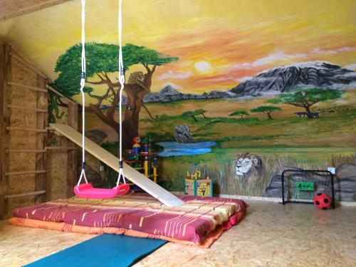 a room with a swinging bed with a painting on the wall at Holzhauszeit in Laudenbach