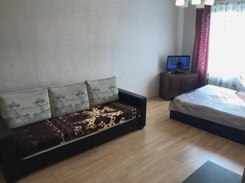 モスクワにあるApartment G-Kvartal Fomichevoy 14 k 2のベッドルーム(ソファ、ベッド、窓付)