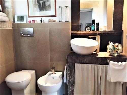 a bathroom with a toilet and a sink at Casa delle Meridiane in Canicattini Bagni