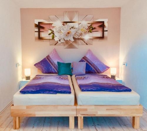 Tempat tidur dalam kamar di Ferienwohnung Alpenbrise