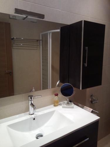 a bathroom with a white sink and a mirror at Casa Rural Mimbrero in Aldeadávila de la Ribera