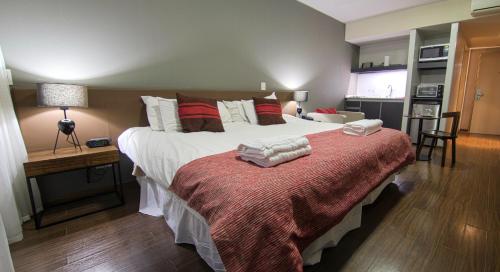 1 dormitorio con 1 cama grande y toallas. en Premium Studio at Central Location Palermo -T707- en Buenos Aires