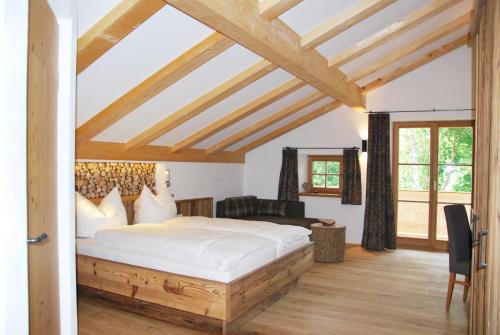 ein Schlafzimmer mit einem großen weißen Bett in einem Zimmer in der Unterkunft s´Quartier am Schliersee in Schliersee