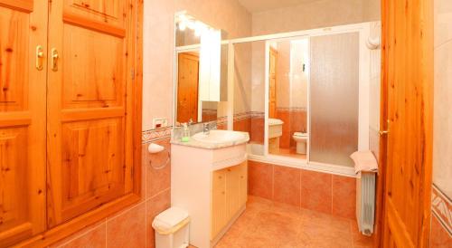 une salle de bain avec un lavabo et un miroir dans l'établissement Can Toni, à Campos