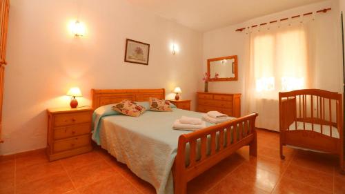 une chambre avec un lit avec deux tables de nuit et deux lampes dans l'établissement Can Toni, à Campos