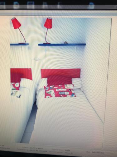 une photo d'une chambre avec deux lits et deux lampes dans l'établissement Marina corsa, à Ghisonaccia