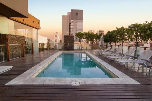 una piscina en la azotea de un edificio en Cozy High End Studio in heart of Palermo Soho -T105- en Buenos Aires