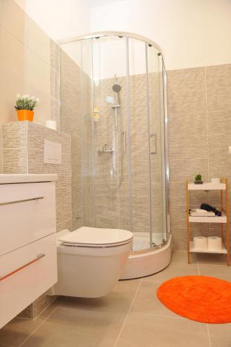 a bathroom with a shower with a toilet and a tub at Studio apartman D&D in Varaždin