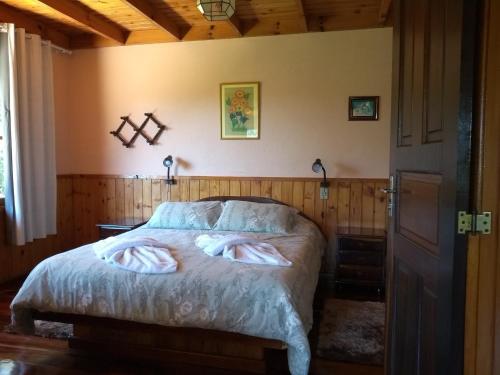 a bedroom with a bed in a room at Pousada na Colina in Visconde De Maua