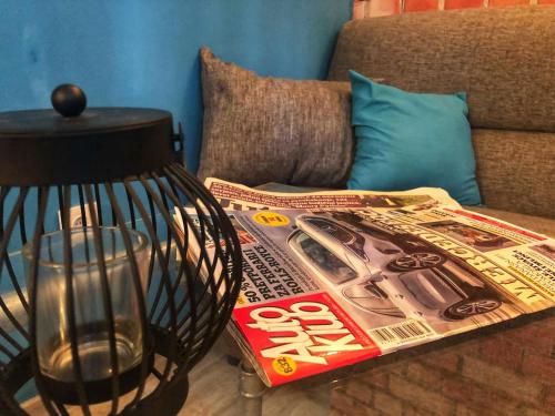 un tavolo con una rivista e una lampada su un divano di Dubrovnik Summer Industry Apartment a Dubrovnik