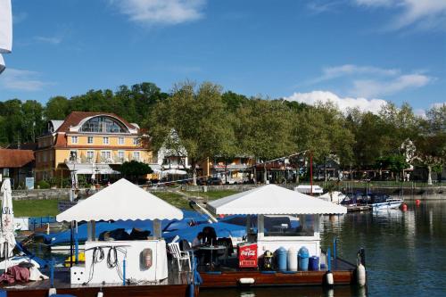 Výhled na řeku, která protéká v blízkosti hotelu