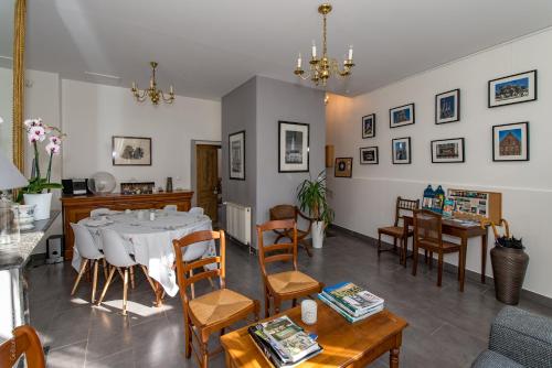 a living room with a table and chairs at Chambre d'Hôtes Les Clés des Places in Arras