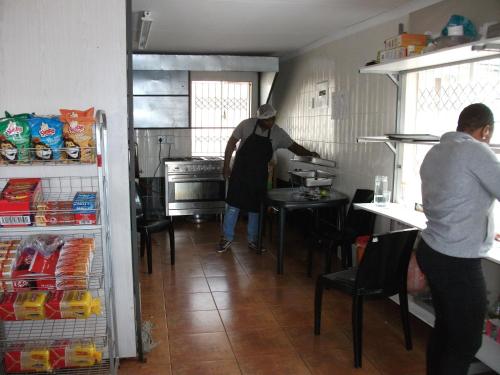 Jane FurseにあるNALEDI LODGE & GUEST HOUSESの二人立ち台所