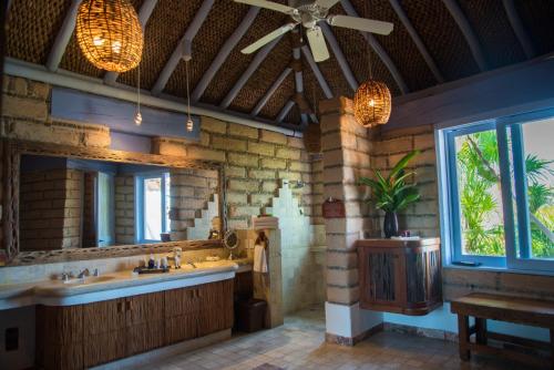 シワタネホにあるVilla El Ensueño by La Casa Que Cantaの洗面台と大きな鏡のあるバスルーム