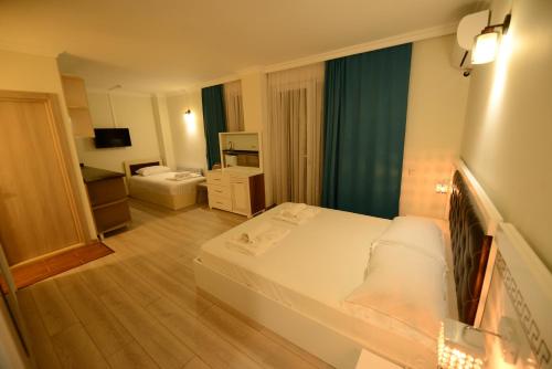 Una cama o camas en una habitación de Hotel Aristocrat Batumi