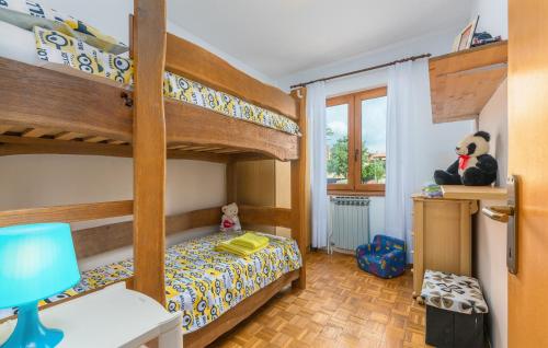 une chambre avec deux lits superposés et un bureau dans l'établissement HH Korsa with shared pool, à Sveti Lovreč Pazenatički