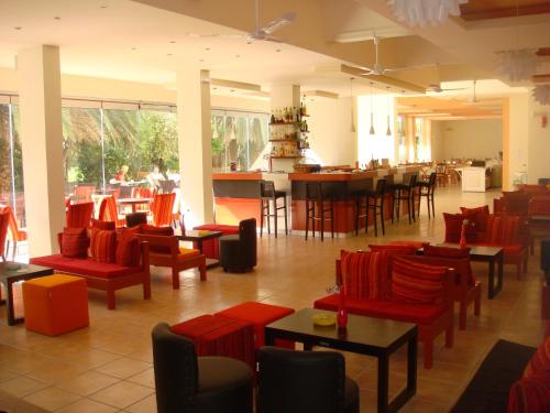 En restaurang eller annat matställe på Ipsos Beach Hotel