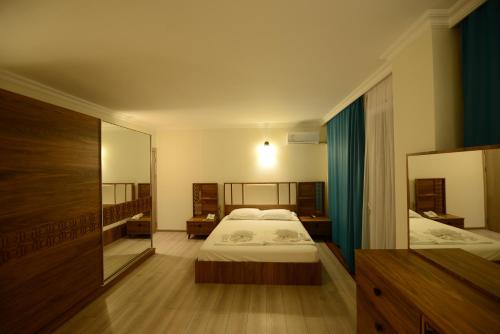 Una cama o camas en una habitación de Hotel Aristocrat Batumi