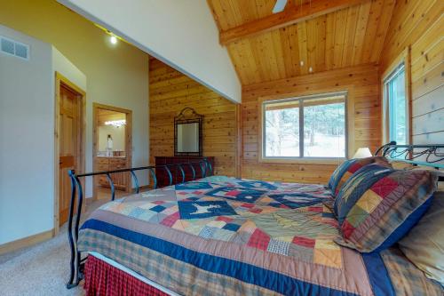 a bedroom with a bed in a log cabin at Twin Pines Cabin in Estes Park