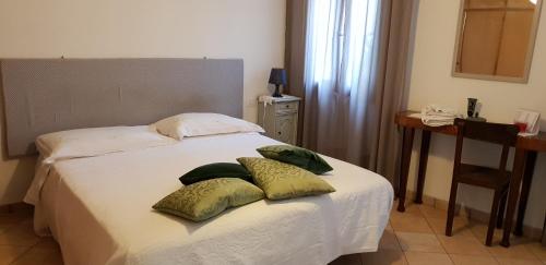 1 dormitorio con 1 cama con 2 almohadas en B&B Il Glicine, en Badia Polesine