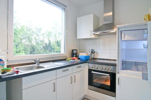 A kitchen or kitchenette at Apartmondo Ferienapartments