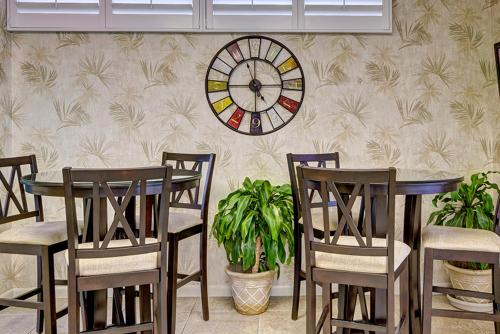 Un restaurante u otro lugar para comer en Palm Pavilion Inn