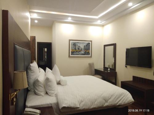 S Chalet Multan tesisinde bir odada yatak veya yataklar