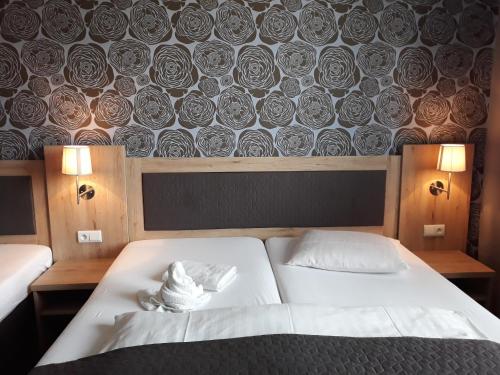 En eller flere senge i et værelse på Hotel Rozvoj