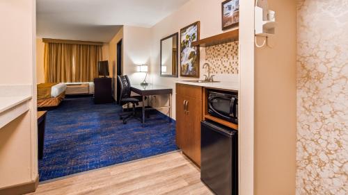 a hotel room with a kitchen and a living room at Best Western Plus Portland Airport Hotel & Suites in Parkrose