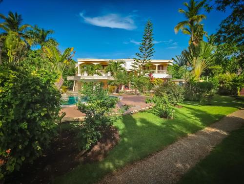 an aerial view of a house with a yard at Villa La Plantacion in Las Galeras