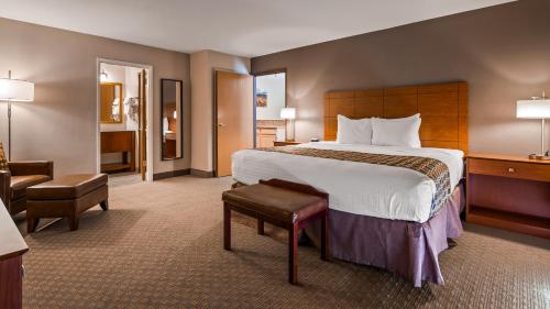Ένα ή περισσότερα κρεβάτια σε δωμάτιο στο Best Western Inn at the Rogue