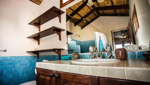 a bathroom with a sink and a mirror at Casa Cantamar in Iguana