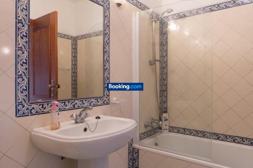 ポルシェスにあるAldeamento Vilamar - T2 completoのバスルーム(シンク、鏡、バスタブ付)