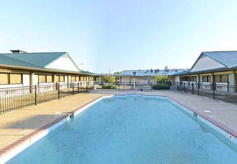 una gran piscina frente a una casa en America's Best Value Inn and Suites, en Aberdeen