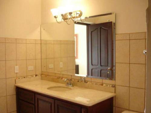 La salle de bains est pourvue d'un lavabo et d'un miroir. dans l'établissement Oceanica Resort Flamingo, à Playa Flamingo