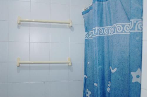ペニシェにあるCasa da Luzのバスルーム(青いシャワーカーテン、青いシャワーカーテン付)