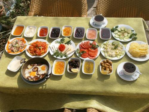 塞尔丘克西林千旅馆的桌子上摆满了各种菜肴